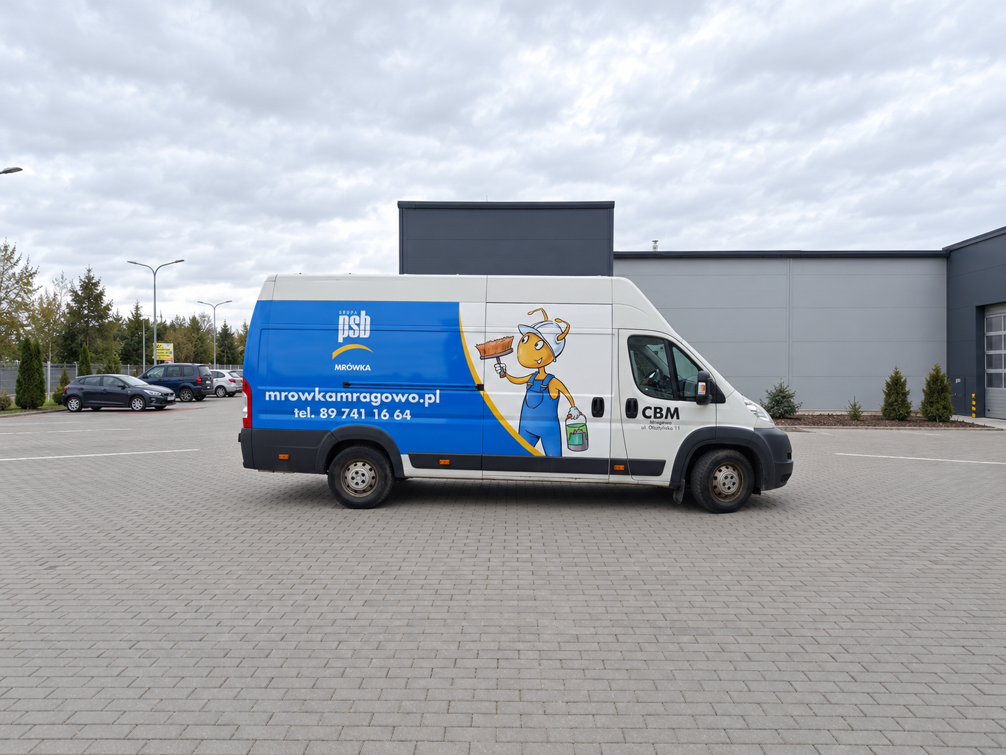Reklama wystawy sztuki nad ruchliwą ulicą miasta.